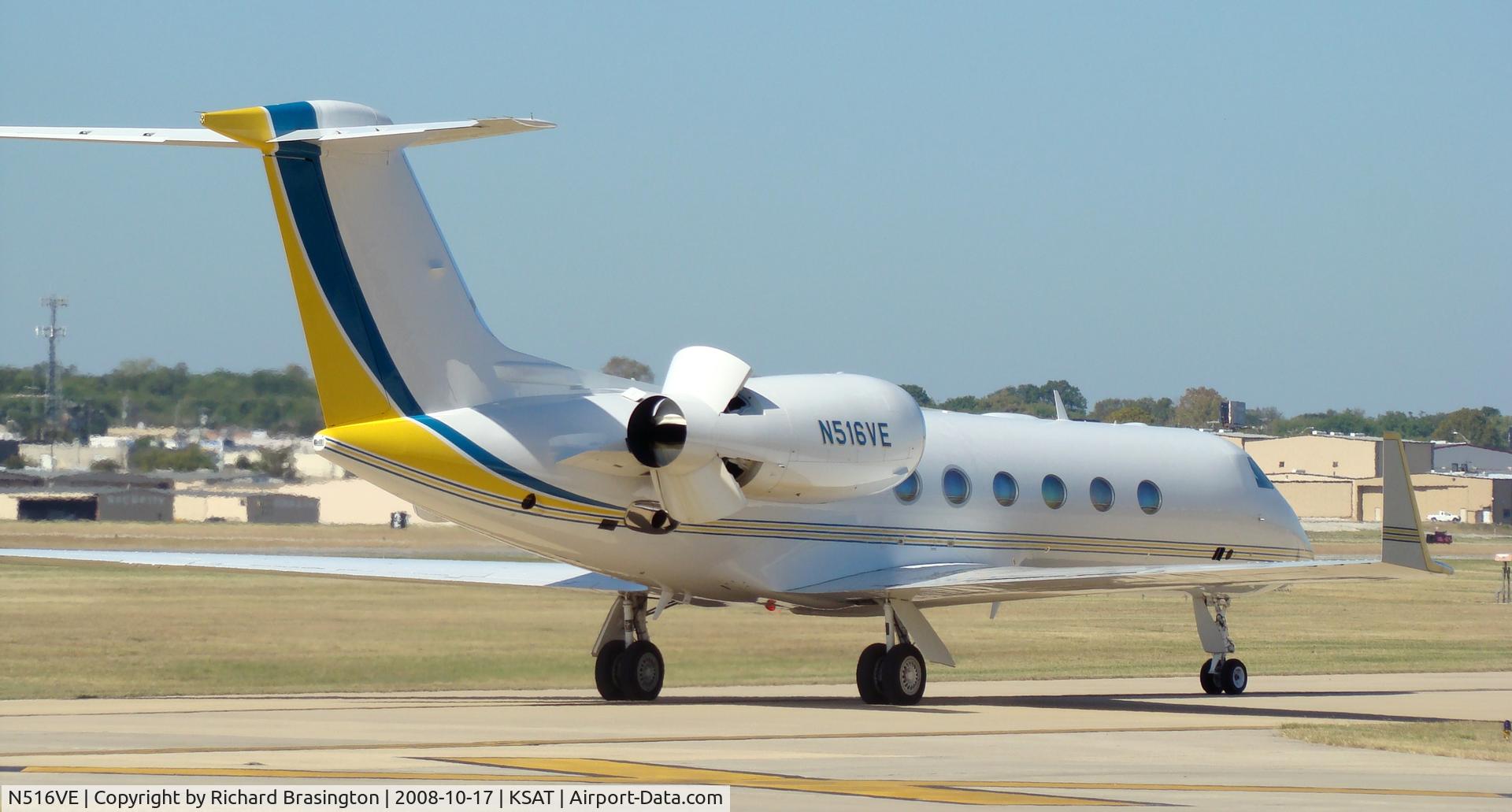 N516VE, 2008 Gulfstream Aerospace GIV-X (G450) C/N 4116, Taxiing to hangar