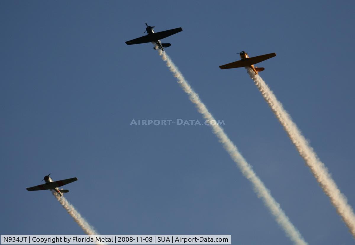 N934JT, 1942 North American SNJ-4 Texan C/N 88-12858, T-6 Missing Man formation