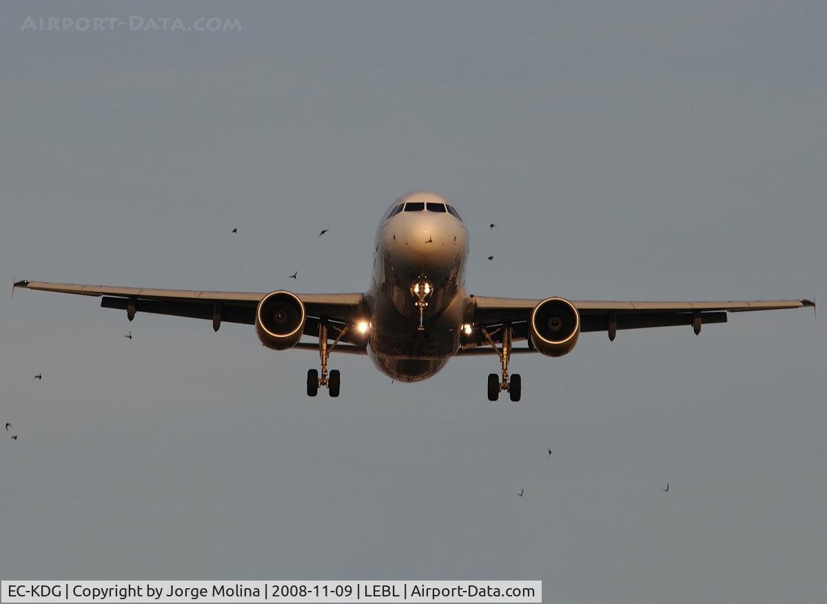 EC-KDG, 2007 Airbus A320-214 C/N 3095, On final to RWY 25R.