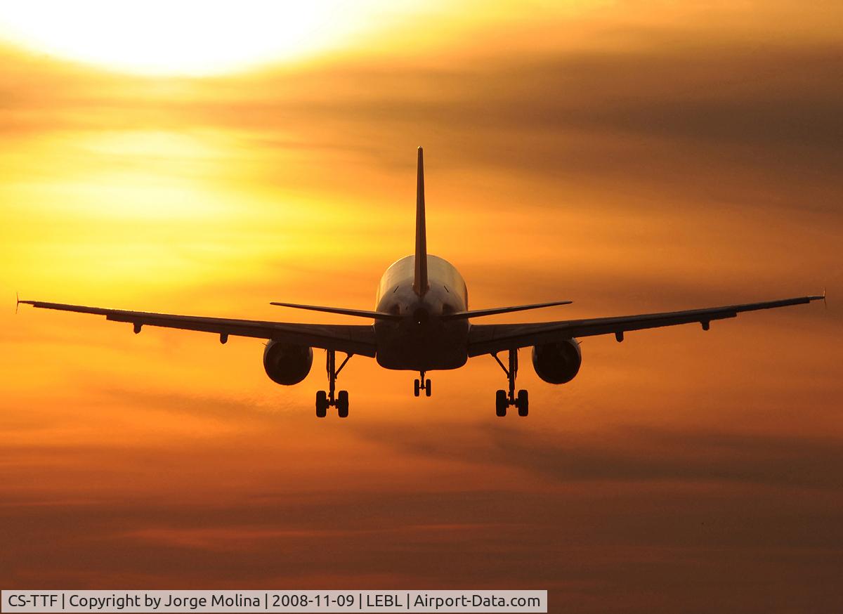 CS-TTF, 1998 Airbus A319-111 C/N 837, On final to RWY 25R at dusk.