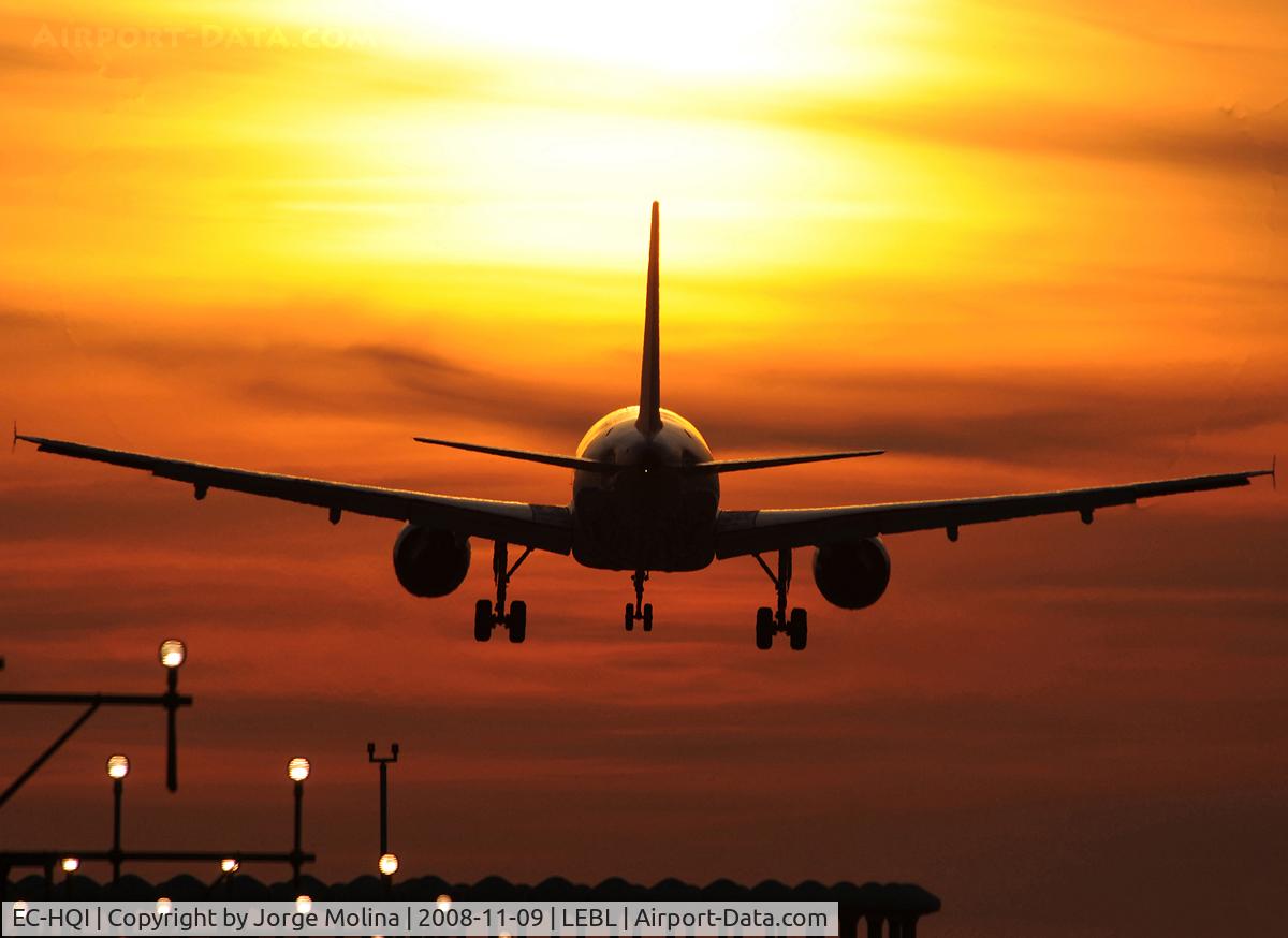 EC-HQI, 2001 Airbus A320-214 C/N 1396, On final to RWY 25R.