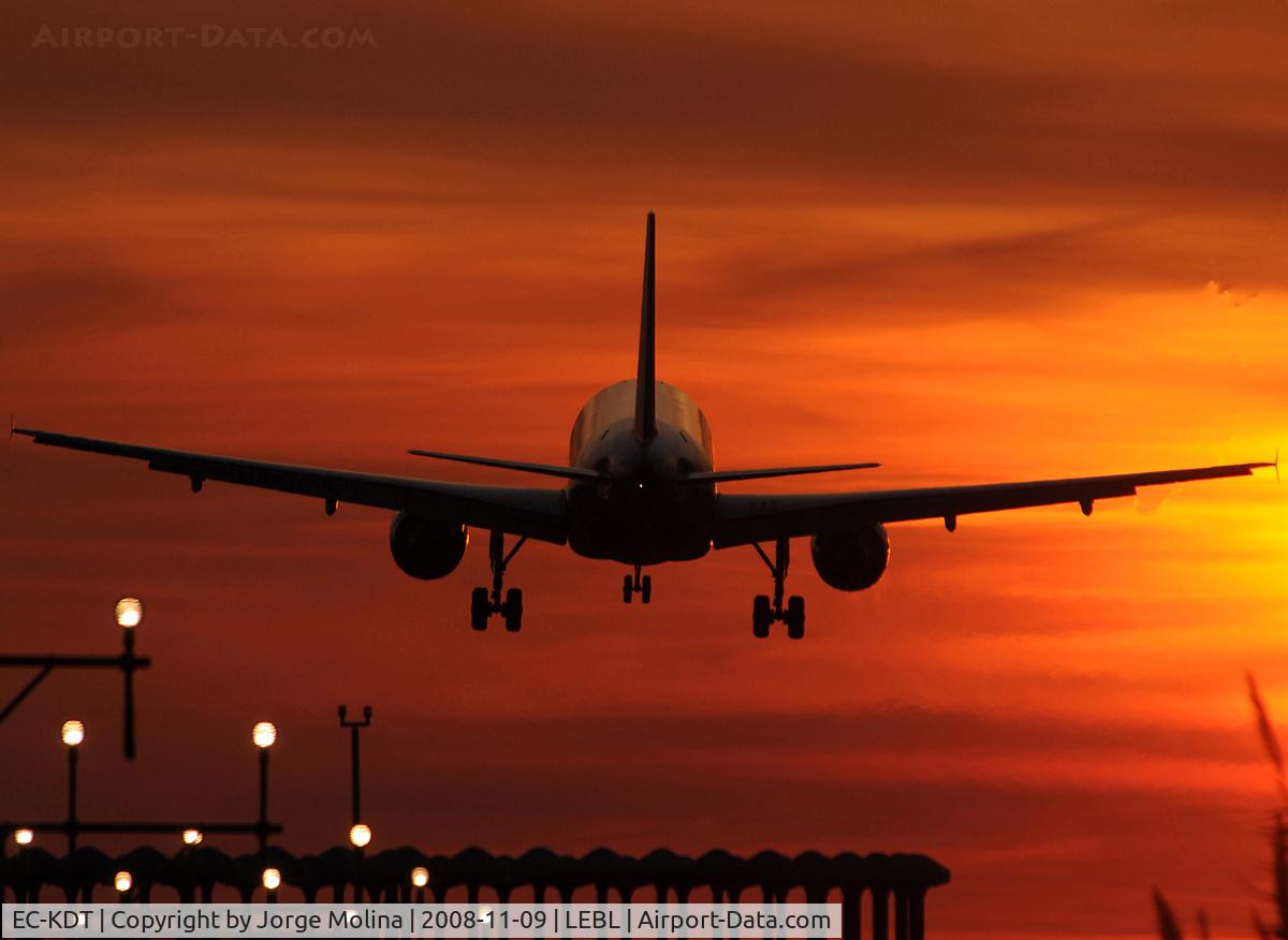 EC-KDT, 2007 Airbus A320-216 C/N 3145, Over VOR of the RWY 25R.