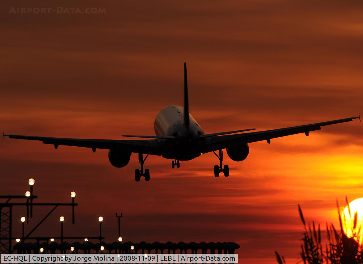 EC-HQL, 2001 Airbus A320-214 C/N 1461, Clickair on final to RWY 25R at dusk.