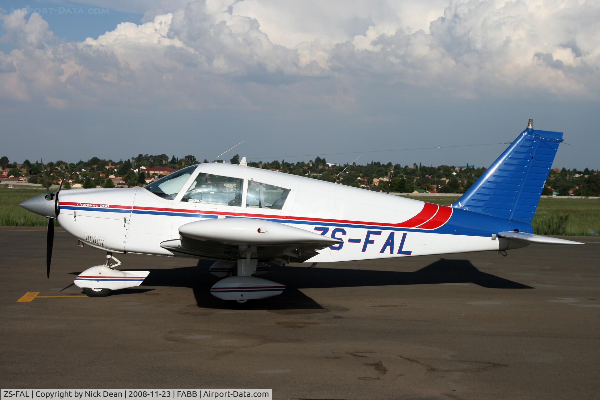 ZS-FAL, Piper PA-28-235 Cherokee B C/N 28-10904, FABB Brakpan South Africa