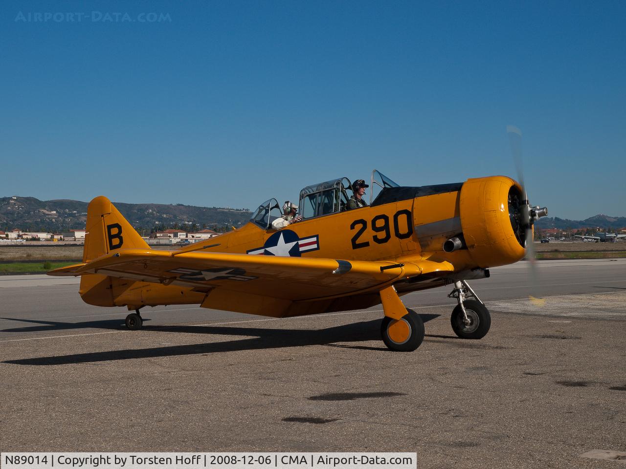 N89014, 1943 North American SNJ-5 Texan Texan C/N 84865, N89014 taxiing