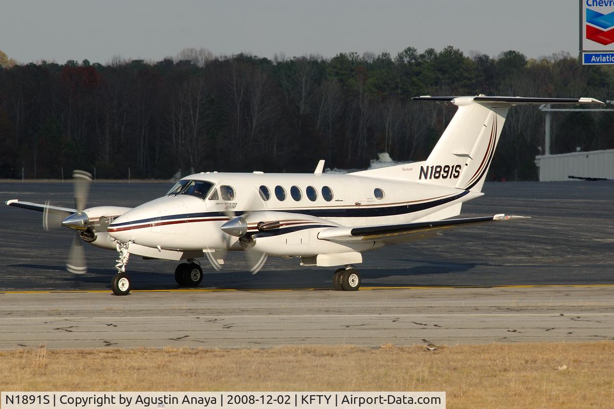 N1891S, 1984 Beech 200 C/N BB-1153, Pulling out for a flight.