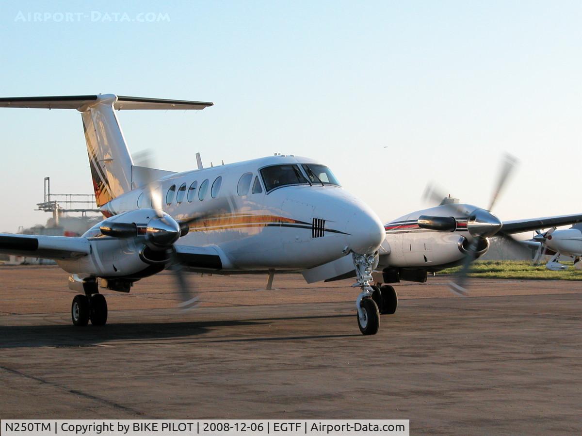 N250TM, 1981 Beech 200 C/N BB-822, TAXYING IN TO PICK UP PASSENGERS