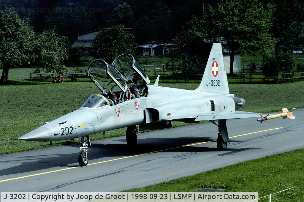 J-3202, 1978 Northrop F-5F Tiger II C/N M1002, Mollis offered a nice photospot with both a taxiway and a shelter. On top of the shelter was even a public resting place.