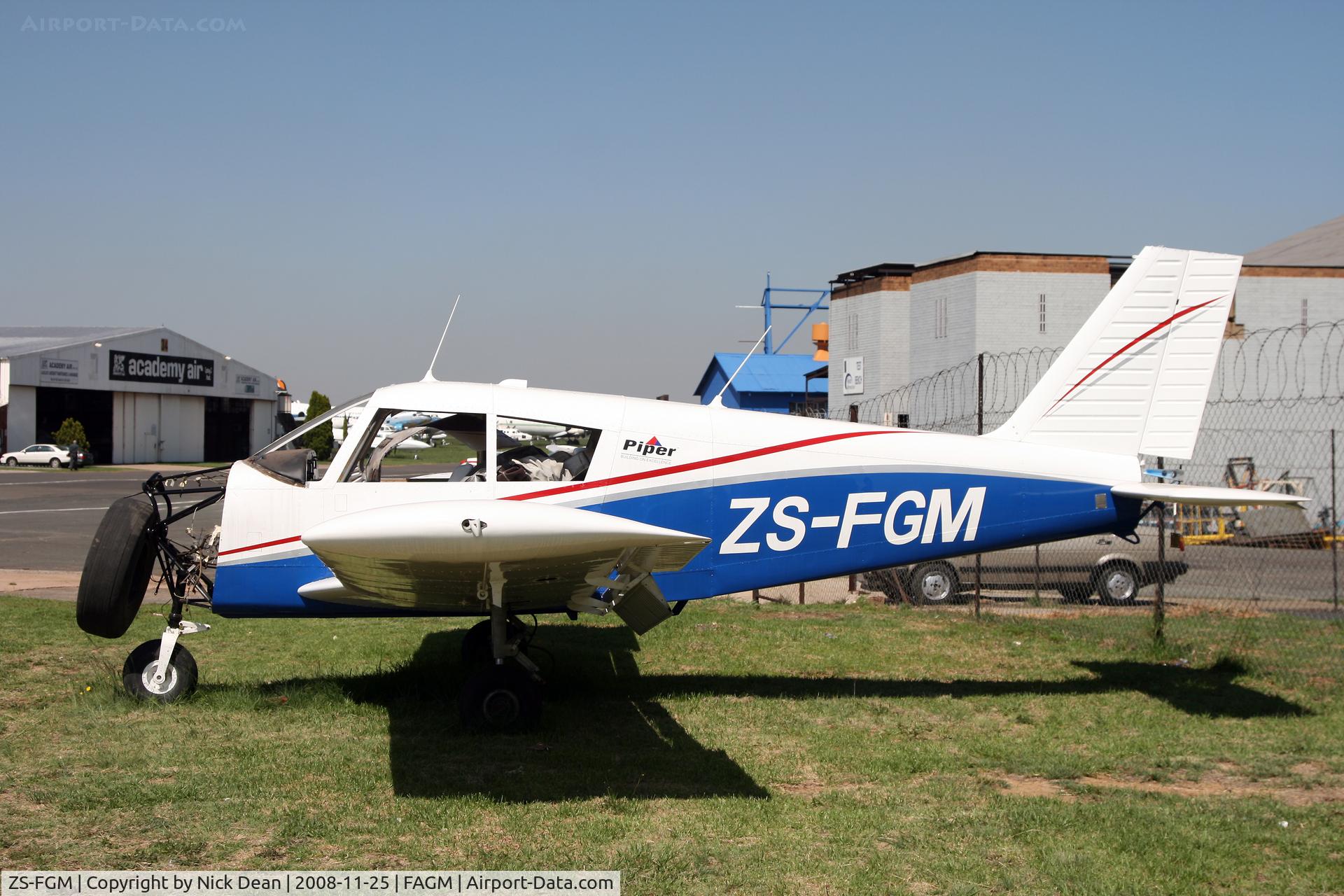 ZS-FGM, Piper PA-28-140 Cherokee C/N 28-23675, FAGM