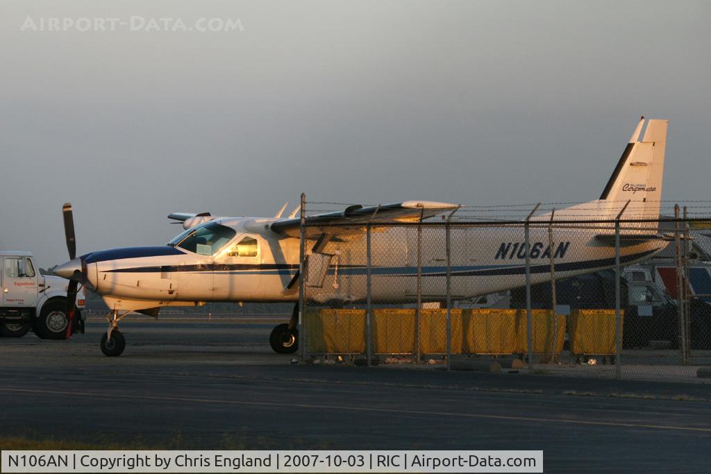 N106AN, 2002 Cessna 208B Super Cargomaster C/N 208B0917, awaiting cargo at Richmond