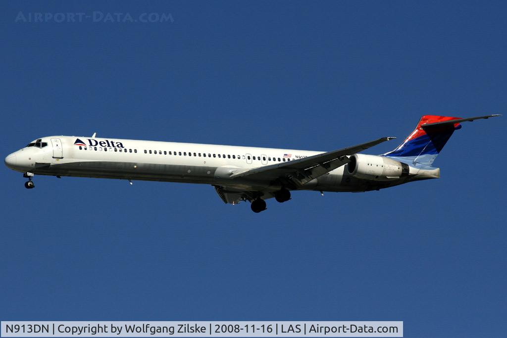 N913DN, 1996 McDonnell Douglas MD-90-30 C/N 53393, visitor