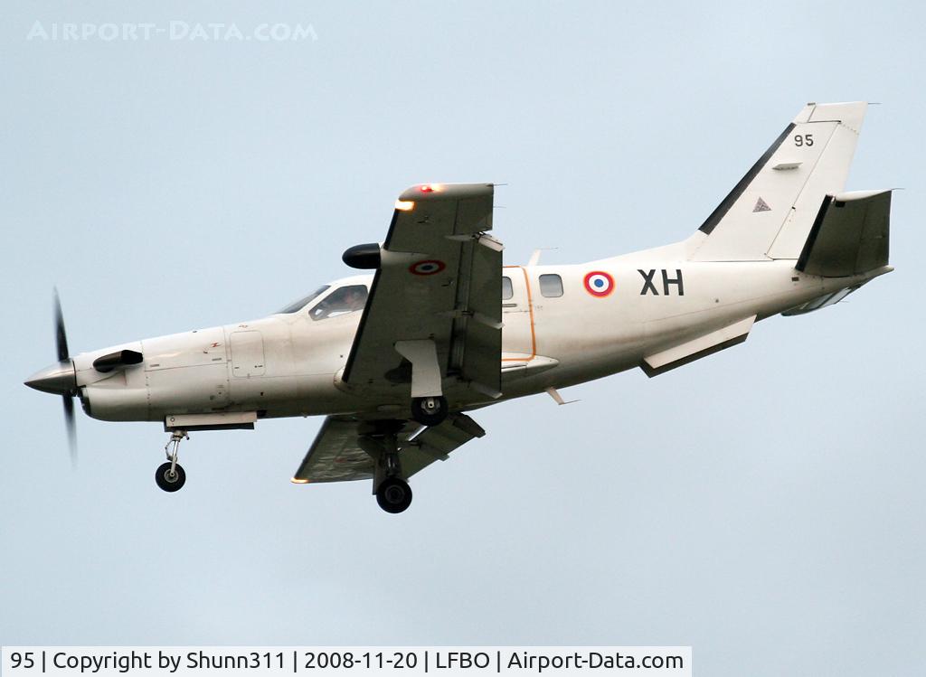 95, Socata TBM-700A C/N 95, Landing rwy 32L...