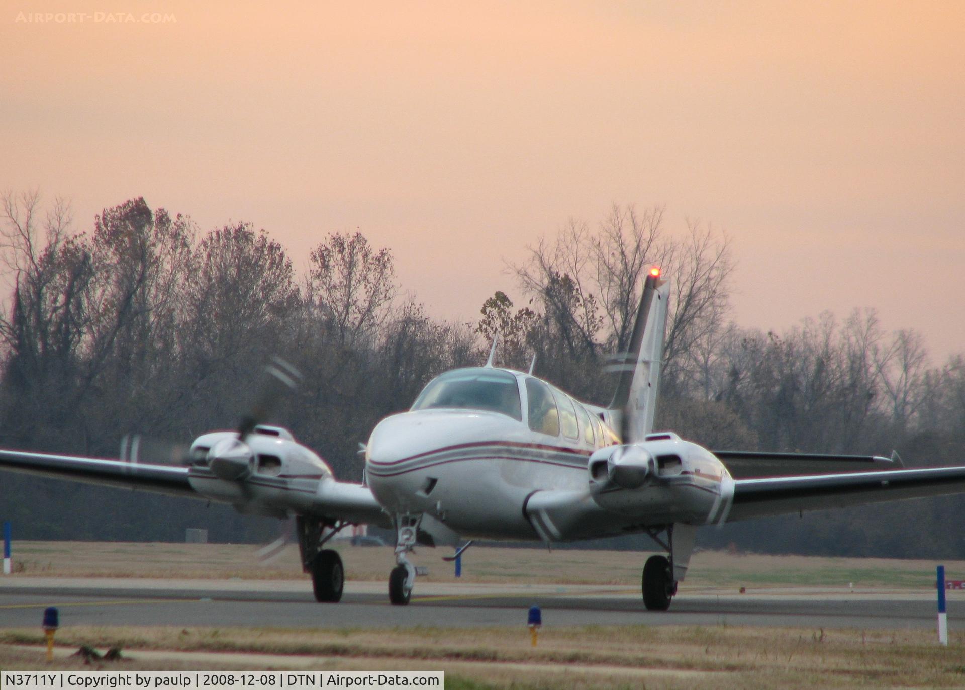 N3711Y, 1977 Beech 58 Baron C/N TH-828, Taxiing to runway 14 at Downtown Shreveport.