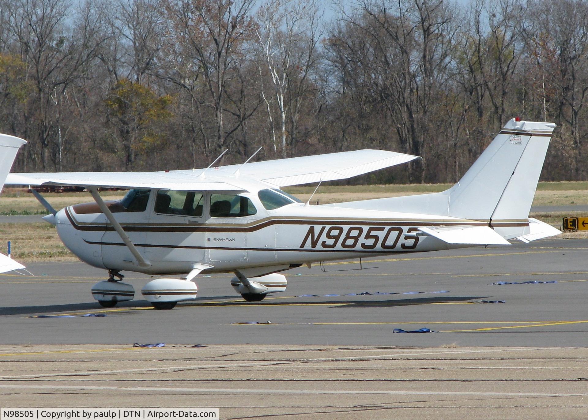 N98505, 1984 Cessna 172P C/N 17276303, Parked at Downtown Shreveport.