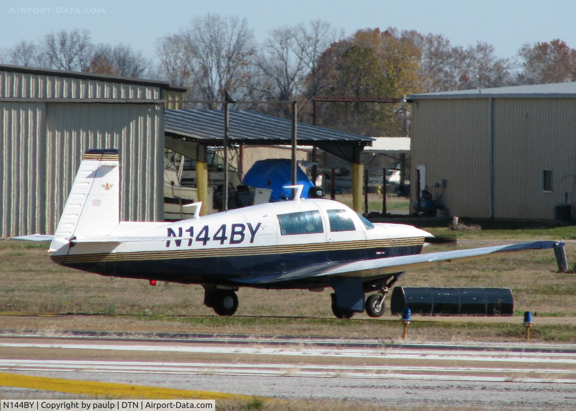 N144BY, 1977 Mooney M20J 201 C/N 24-0034, Taxiing at Downtown Shreveport.