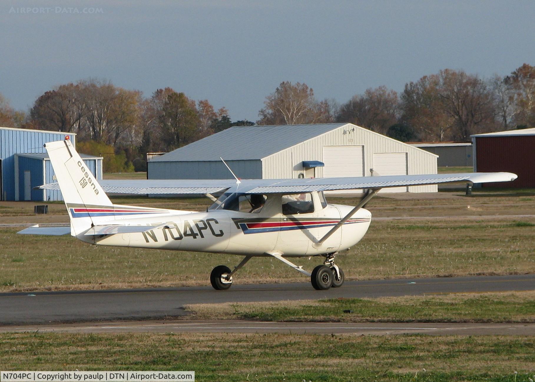 N704PC, 1976 Cessna 150M C/N 15078757, Taxiing at Downtown Shreveport.