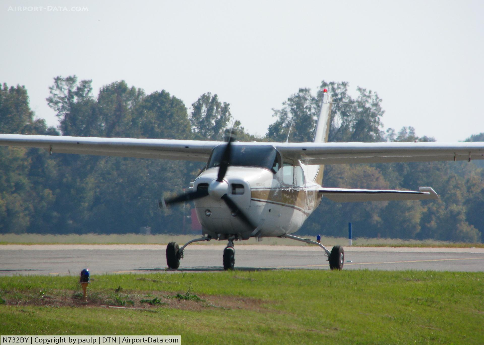 N732BY, 1976 Cessna 210L Centurion C/N 21061398, Taxiing at Downtown Shreveport.