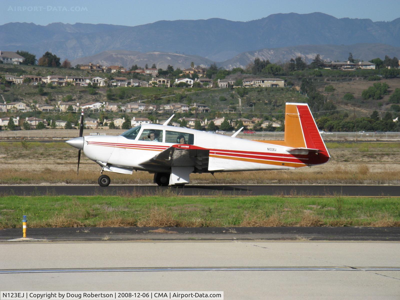 N123EJ, 1978 Mooney M20J 201 C/N 24-0737, 1978 Mooney M20J 201, Lycoming IO-360 200 Hp, taxi to Rwy 26