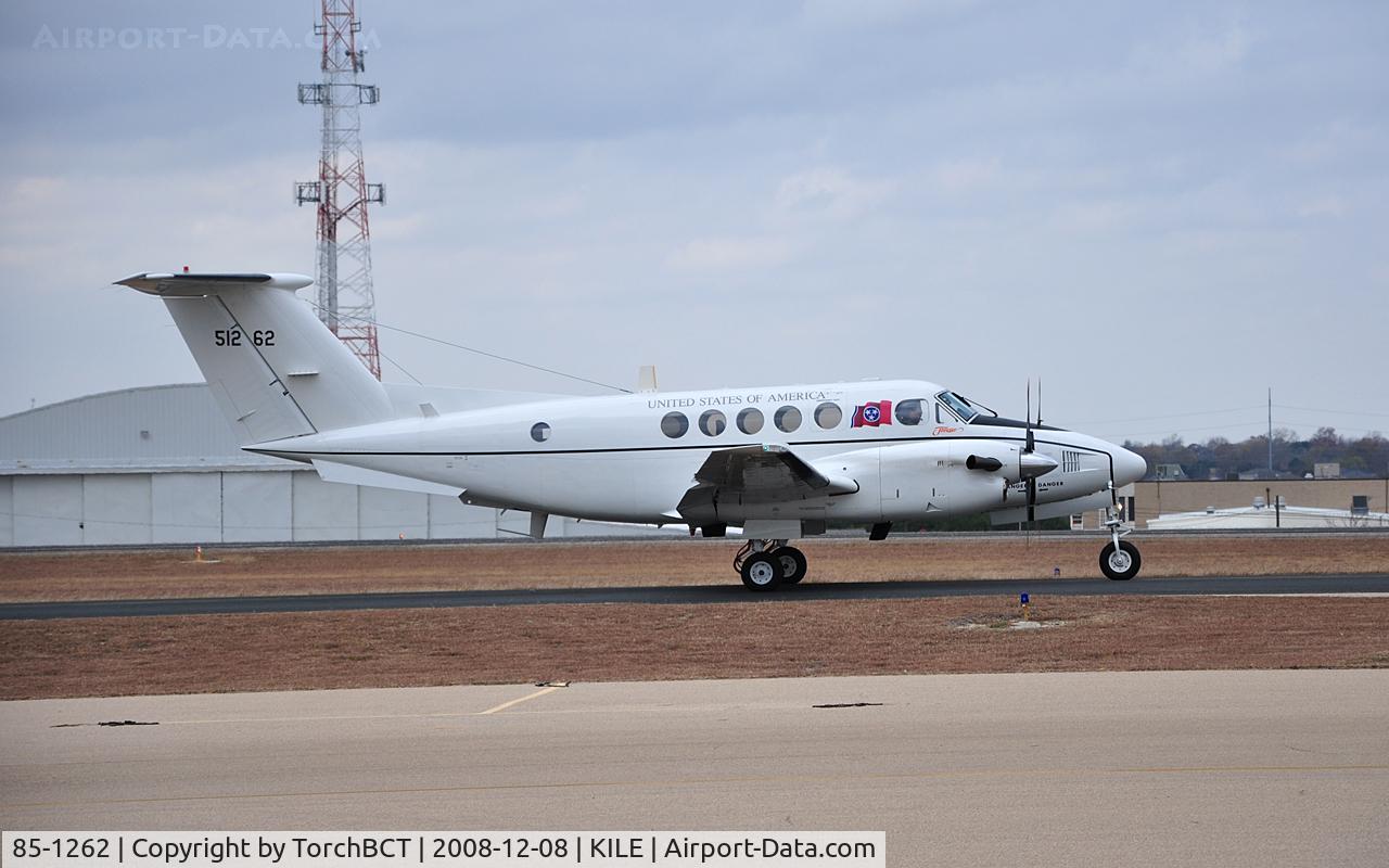 85-1262, 1985 Beech C-12T Huron C/N BP-053, C-12F Huron taxiing to RWY 19 at KILE.