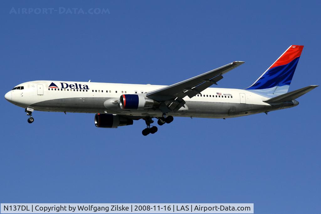 N137DL, 1991 Boeing 767-332 C/N 25306, visitor