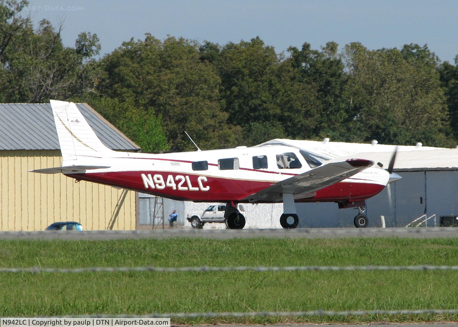 N942LC, 2001 Piper PA-32R-301T Turbo Saratoga C/N 3257265, Taking off from Downtown Shreveport.