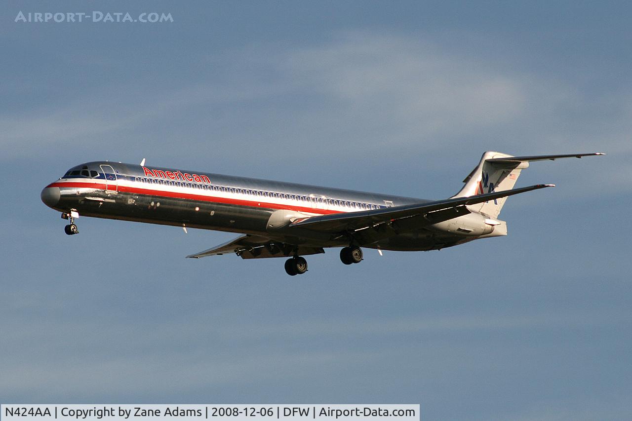 N424AA, 1986 McDonnell Douglas MD-82 (DC-9-82) C/N 49336, American Airlines MD-80 on approach to DFW