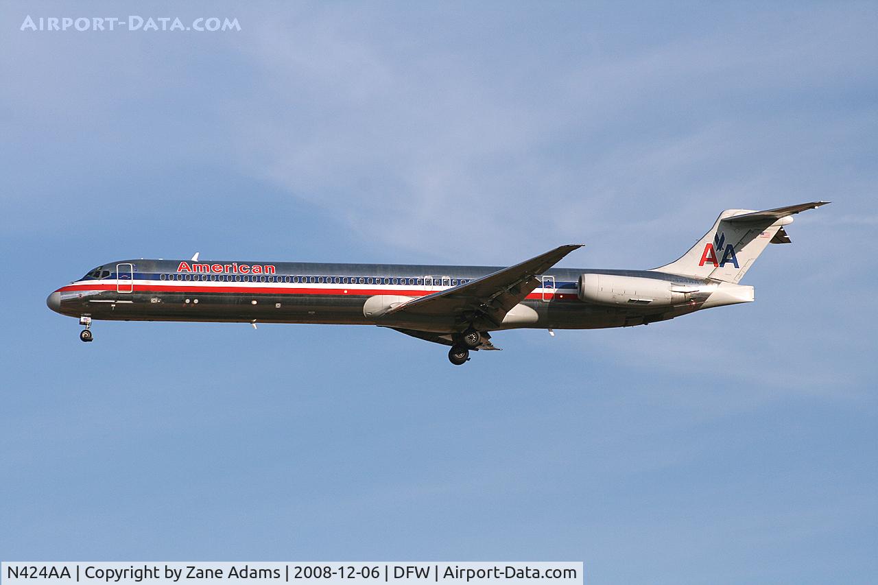 N424AA, 1986 McDonnell Douglas MD-82 (DC-9-82) C/N 49336, American Airlines MD-80 on approach to DFW