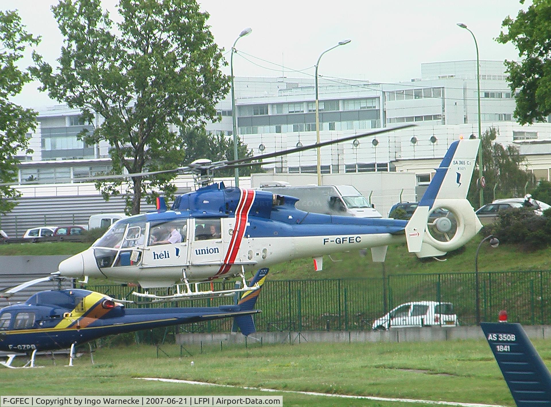 F-GFEC, Aérospatiale SA-365C-2 Dauphin 2 C/N 5071, Aérospatiale SA.365C-2 Dauphin 2 of heli union coming in to land at Heliport de Paris