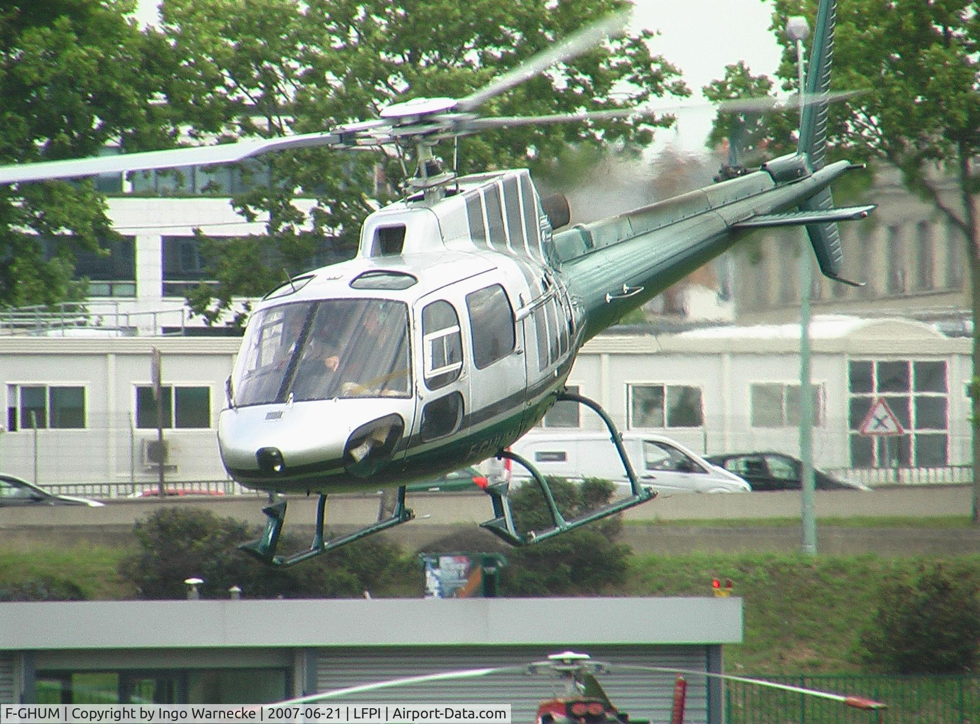 F-GHUM, Aerospatiale AS-350BA Ecureuil C/N 1448, Aerospatiale AS.350BA Ecureuil taking off from Heliport de Paris