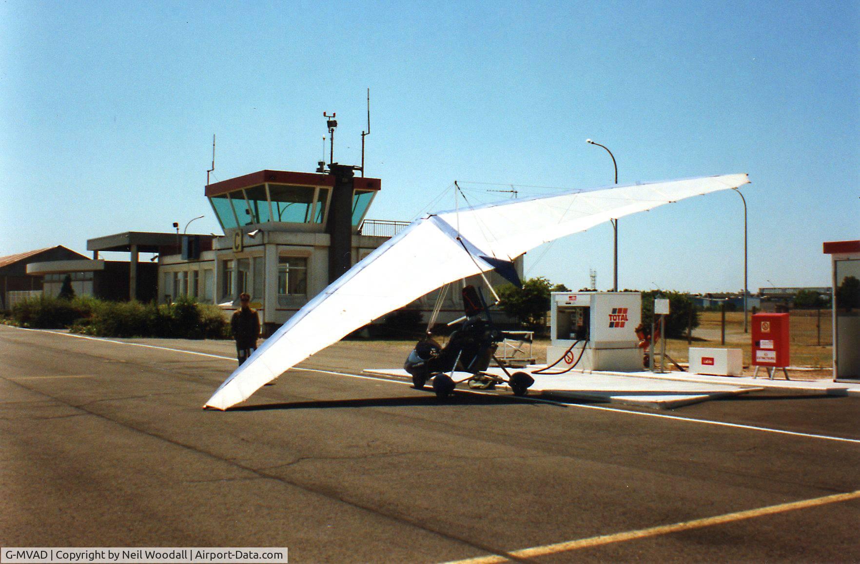 G-MVAD, 1988 Mainair Gemini Flash IIA C/N 657-688-6-W447, Le Mans fuel stop on route to Alicante