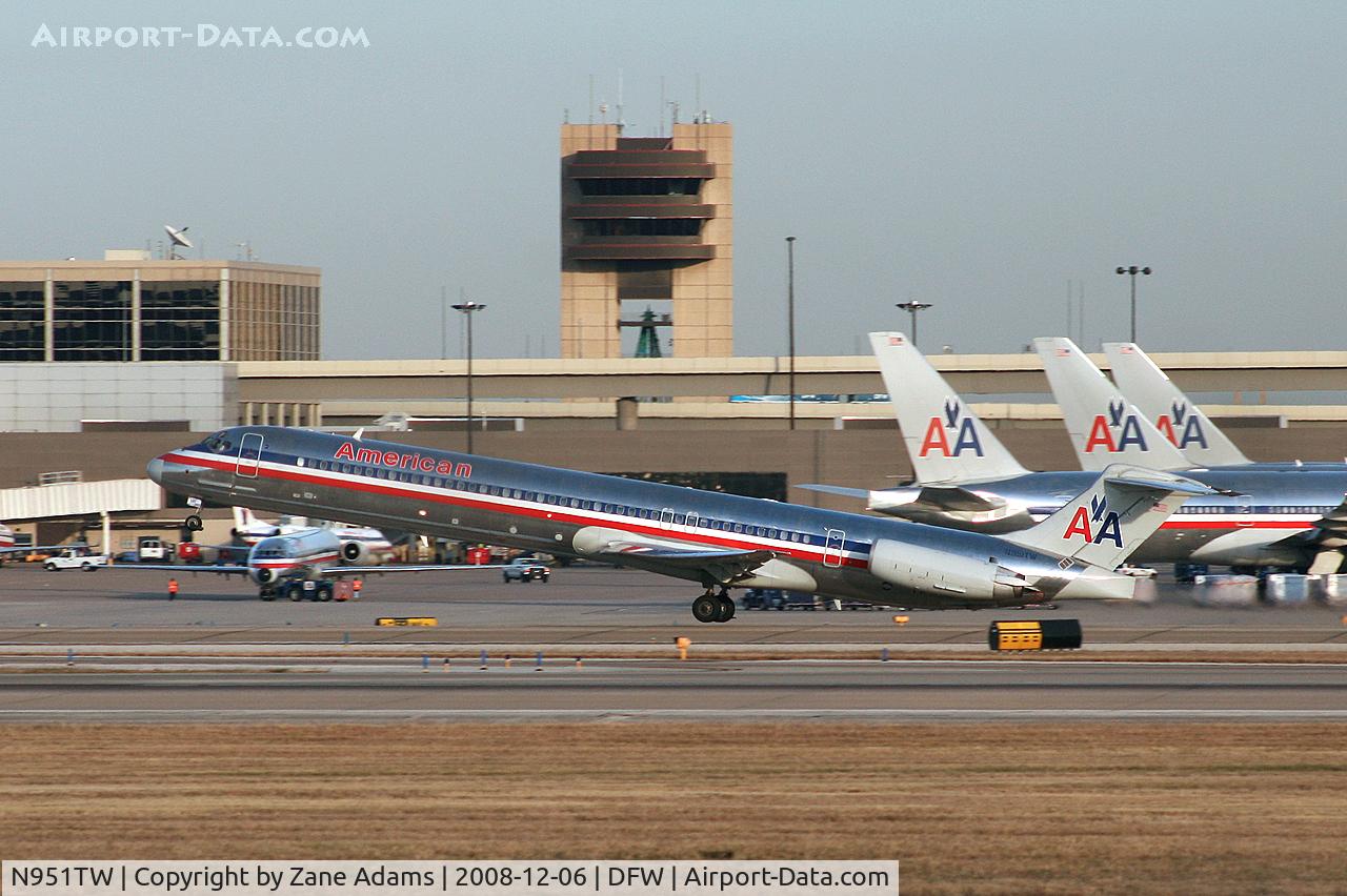 N951TW, 1996 McDonnell Douglas MD-83 (DC-9-83) C/N 53470, American Airlines MD-80 departing DFW
