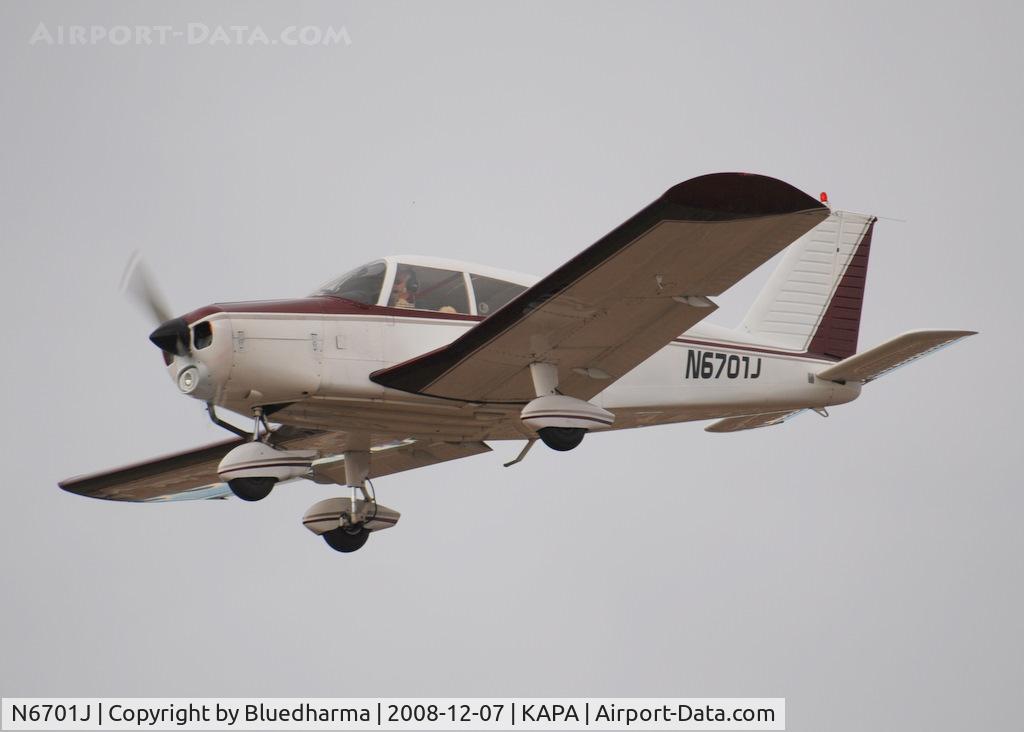 N6701J, 1968 Piper PA-28-140 Cherokee C/N 28-24395, On final approach to 17L.
