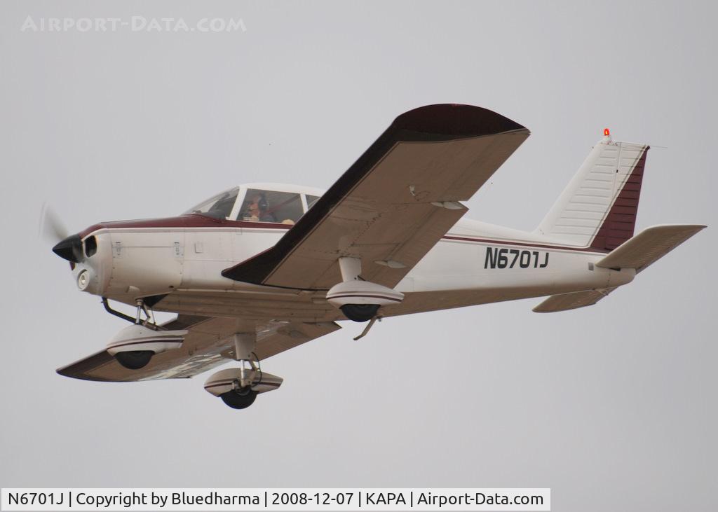 N6701J, 1968 Piper PA-28-140 Cherokee C/N 28-24395, On final approach to 17L.