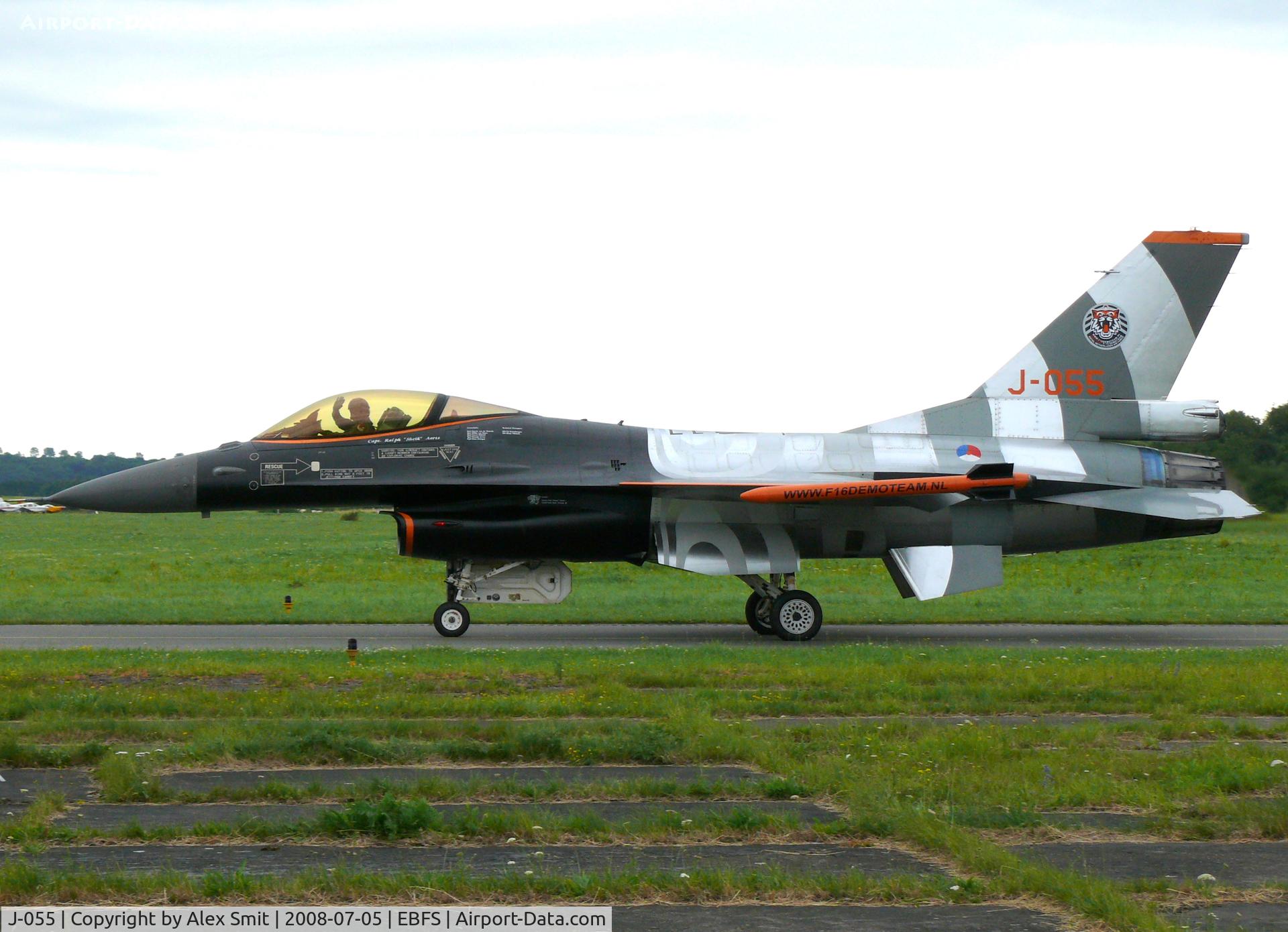 J-055, Fokker F-16AM Fighting Falcon C/N 6D-138, General Dynamics F-16AM Fighting Falcon J-055 Royal Netherlands Air Force with captain Ralph 
