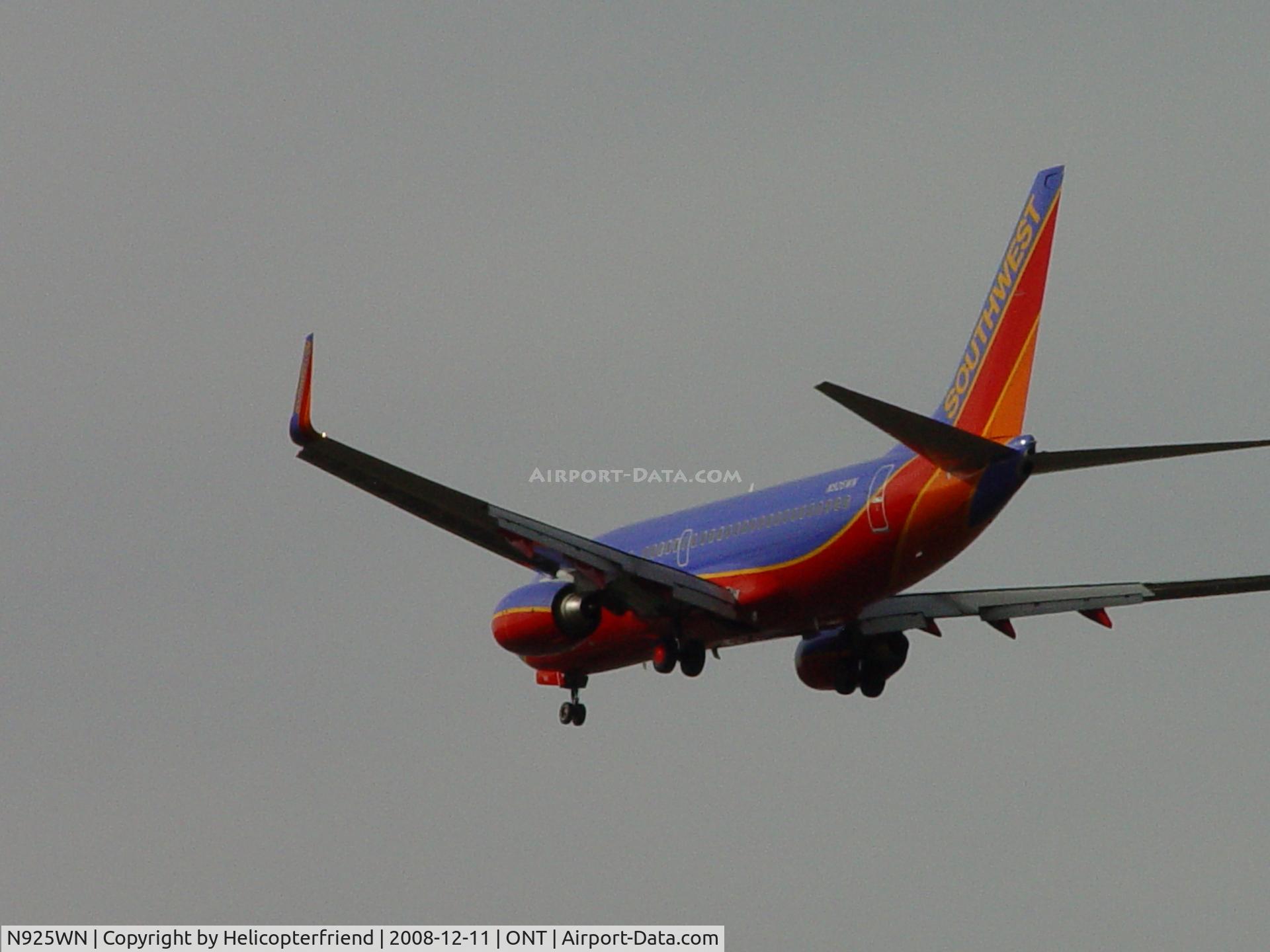N925WN, 2008 Boeing 737-7H4 C/N 36630, Passing outer fence area