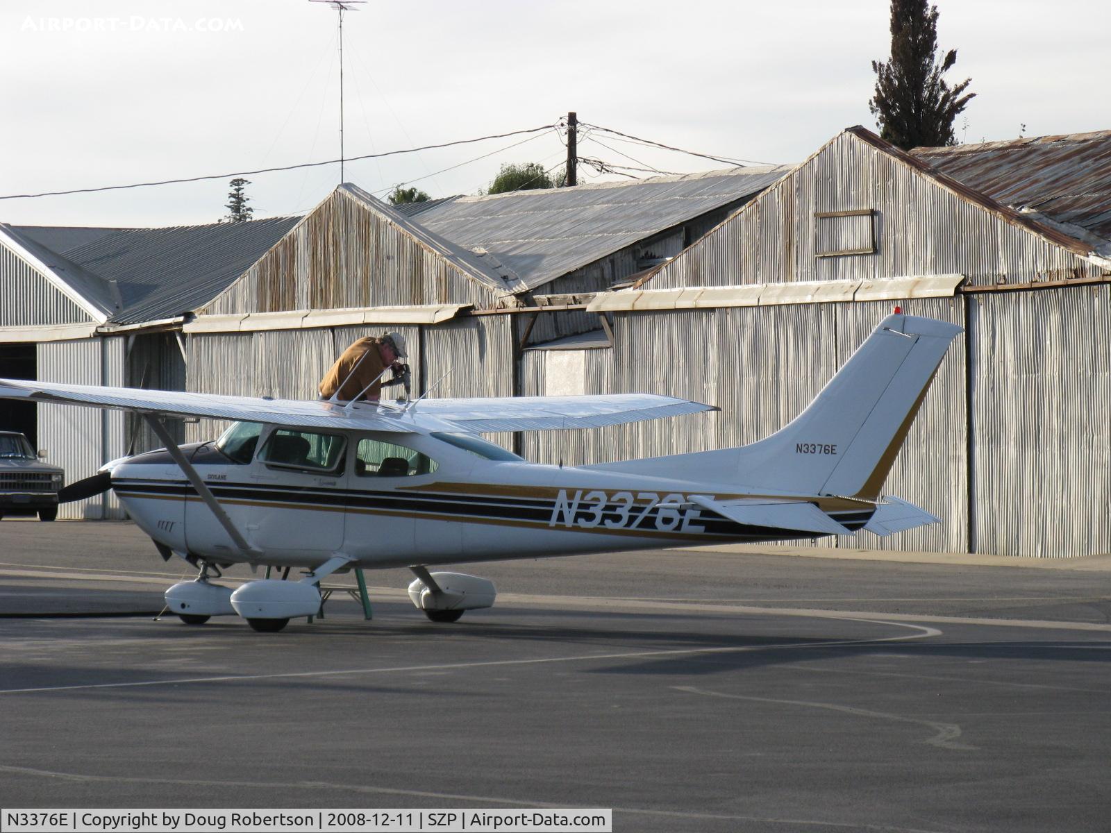 N3376E, 1982 Cessna 182R Skylane C/N 18268243, 1982 Cessna 182R SKYLANE, Continental O-470-U 230 Hp, refueling