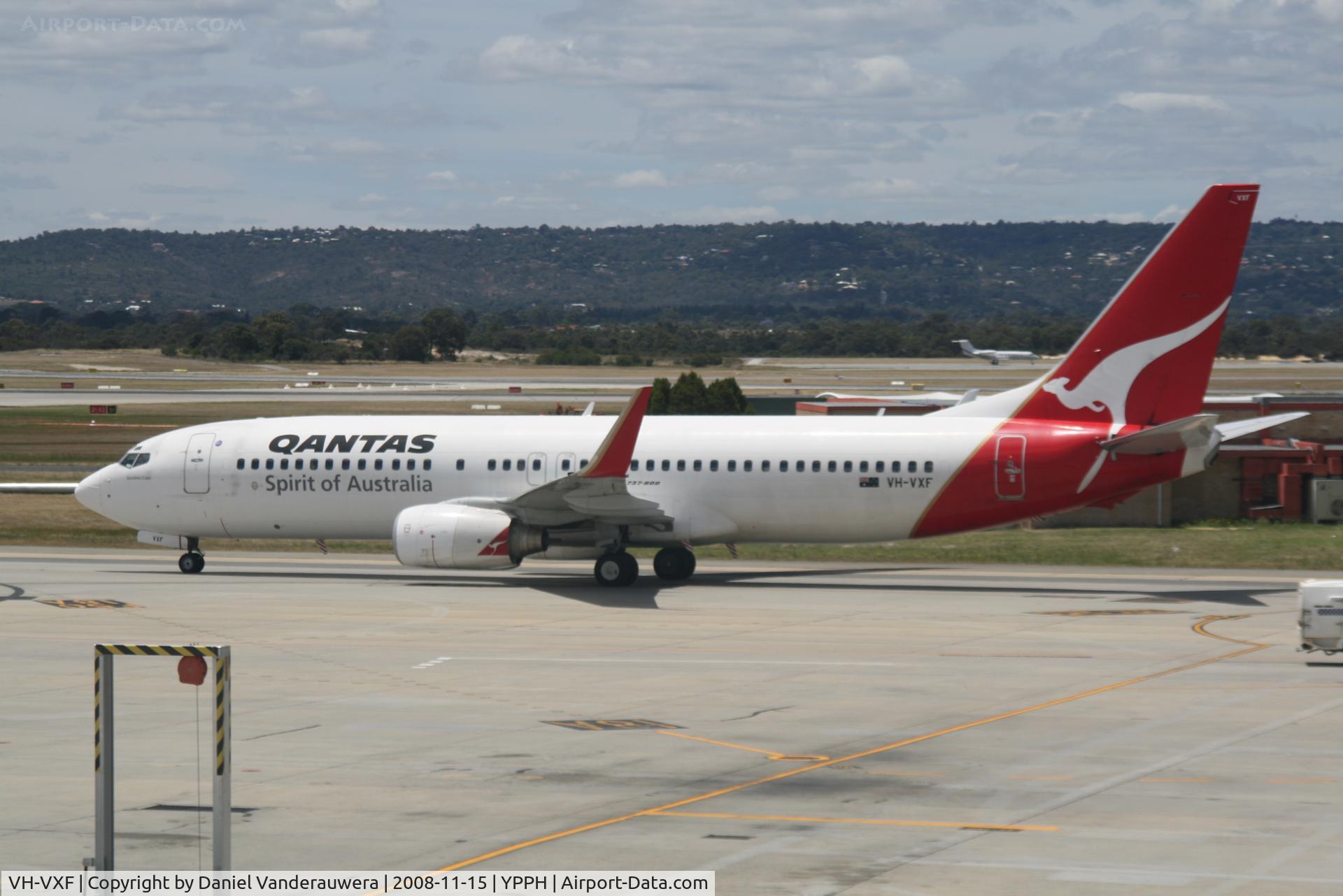 VH-VXF, 2001 Boeing 737-838 C/N 29553, arriving