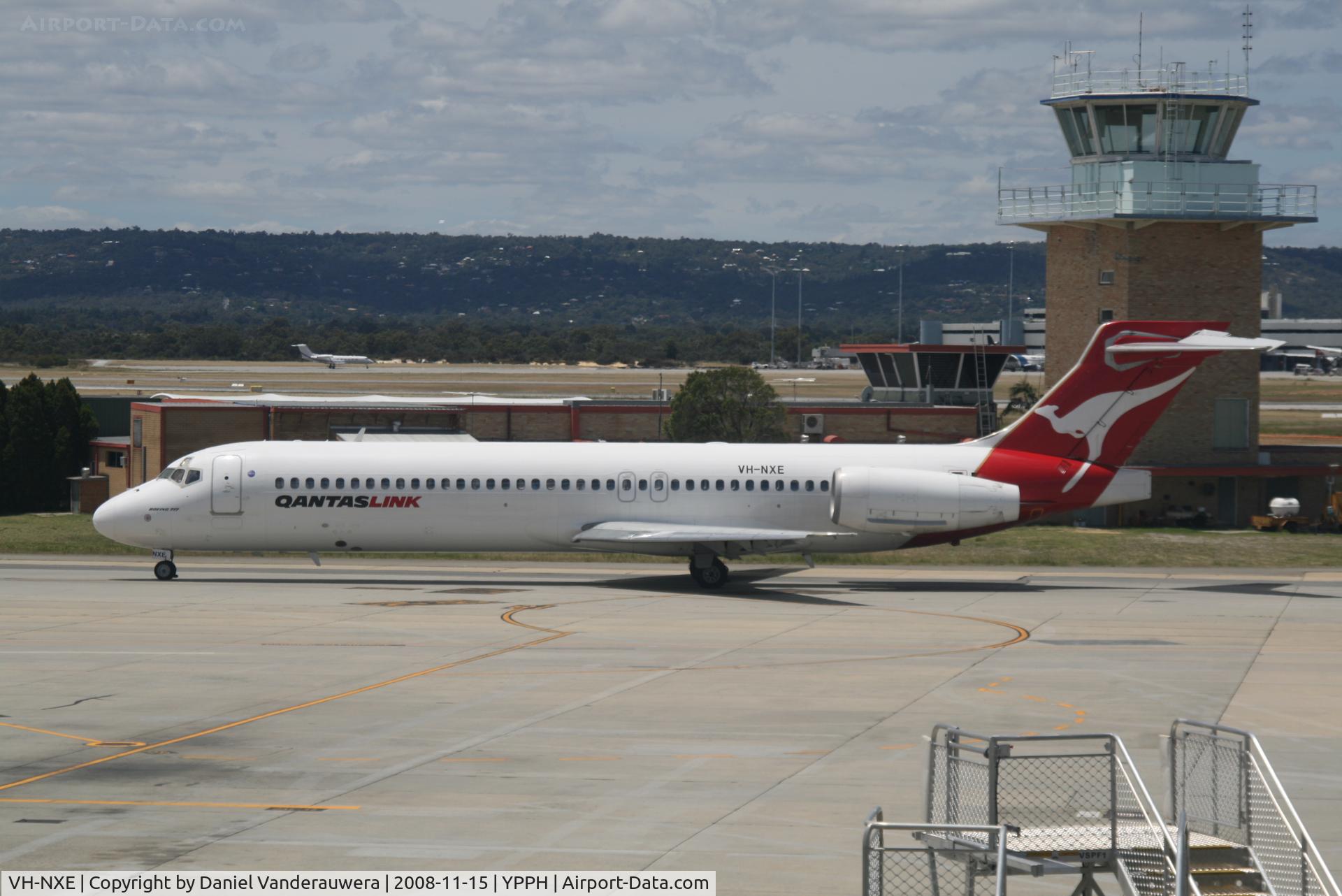 VH-NXE, 2000 Boeing 717-200 C/N 55063, arriving
