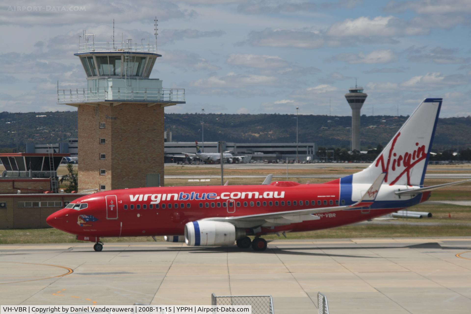 VH-VBR, 2002 Boeing 737-7BX C/N 30745, arriving