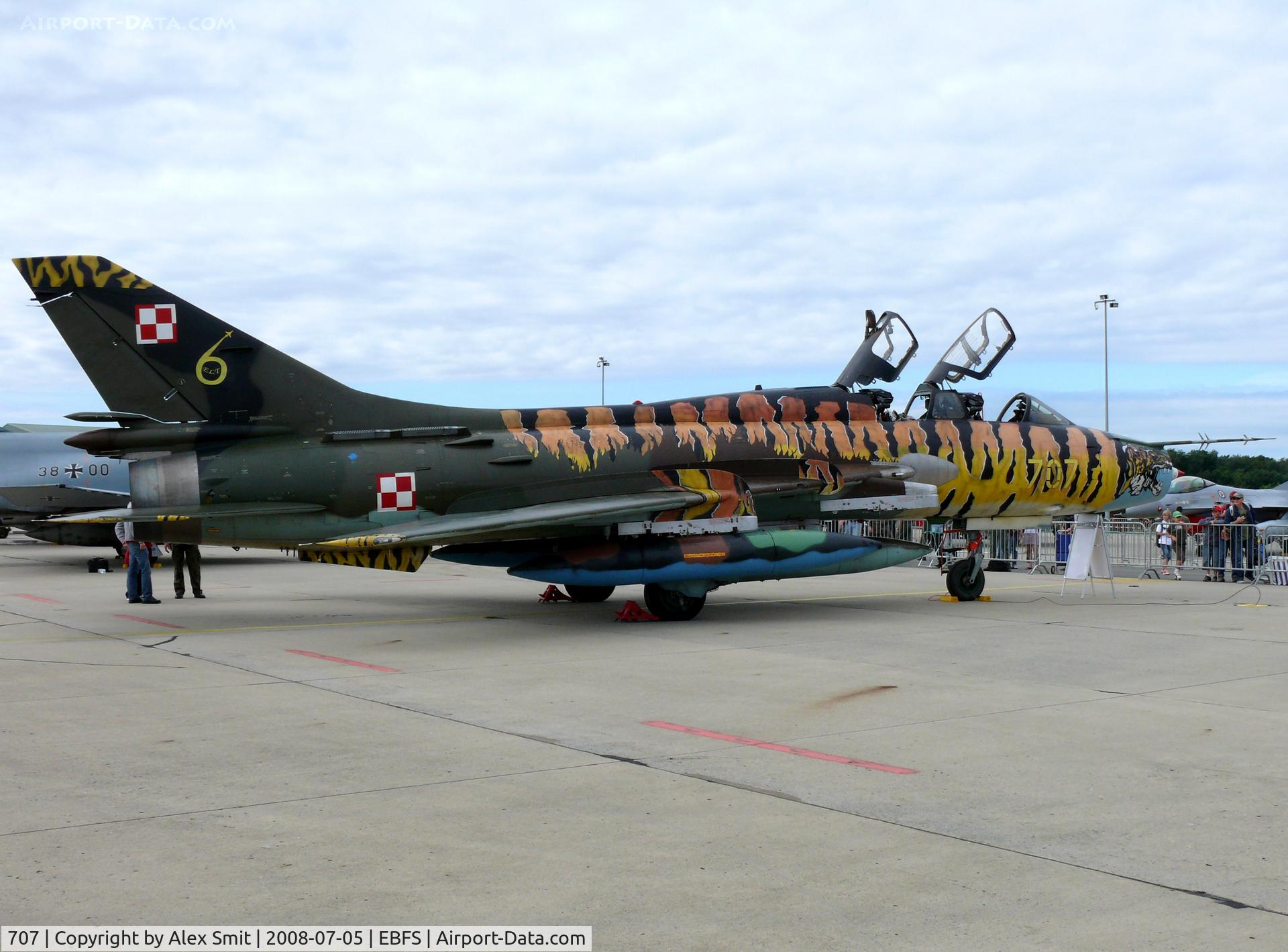 707, Sukhoi Su-22UM-3K C/N 17532369707, Sukhoi Su22UM3K Fitter-C 707 Polish Air Force in fantastic Tiger colors
