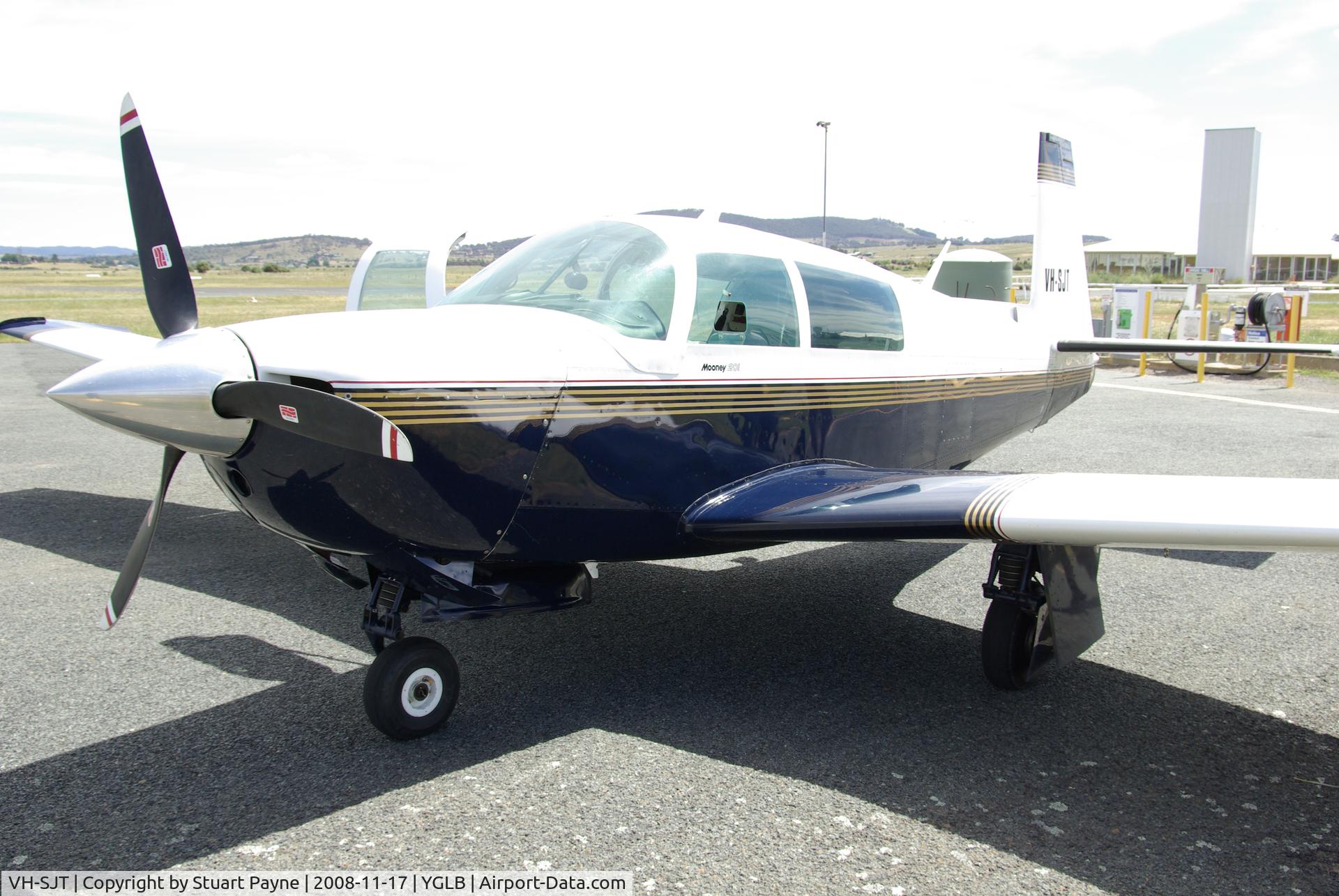 VH-SJT, 1985 Mooney M20J 201 C/N 24-1537, VH-SJT at the refueling ramp, Goulburn