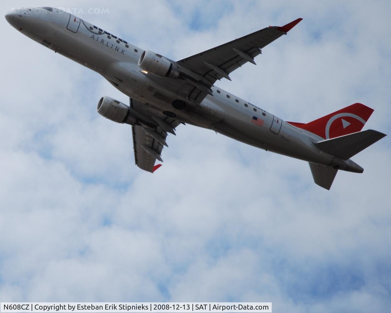 N608CZ, 2007 Embraer 175LR (ERJ-170-200LR) C/N 17000195, Into a roaring wind