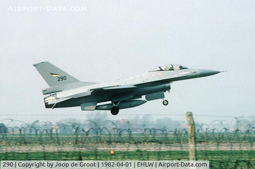 290, 1978 General Dynamics F-16A Fighting Falcon C/N 6K-19, touch down at Leeuwarden