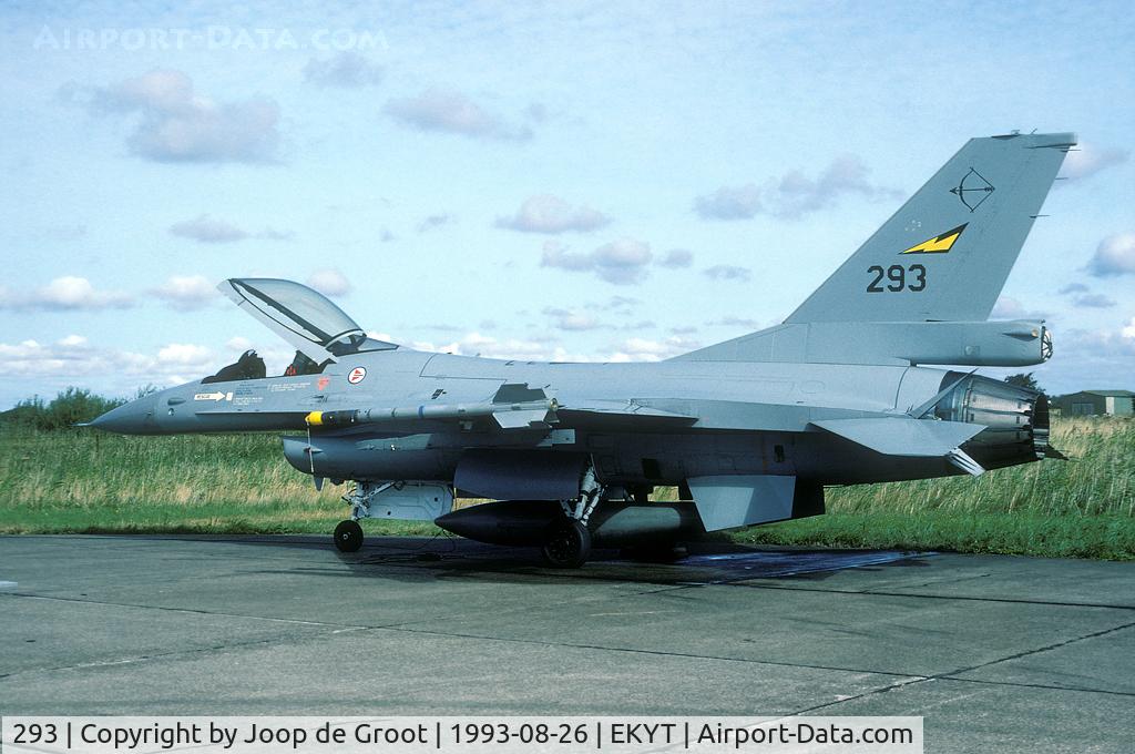 293, 1981 Fokker F-16AM Fighting Falcon C/N 6K-22, When we visited Aalborg we were allowed to walk along the aircraft in the dispersal area. Most aircraft were parked outside, so lots a pictures could be taken.