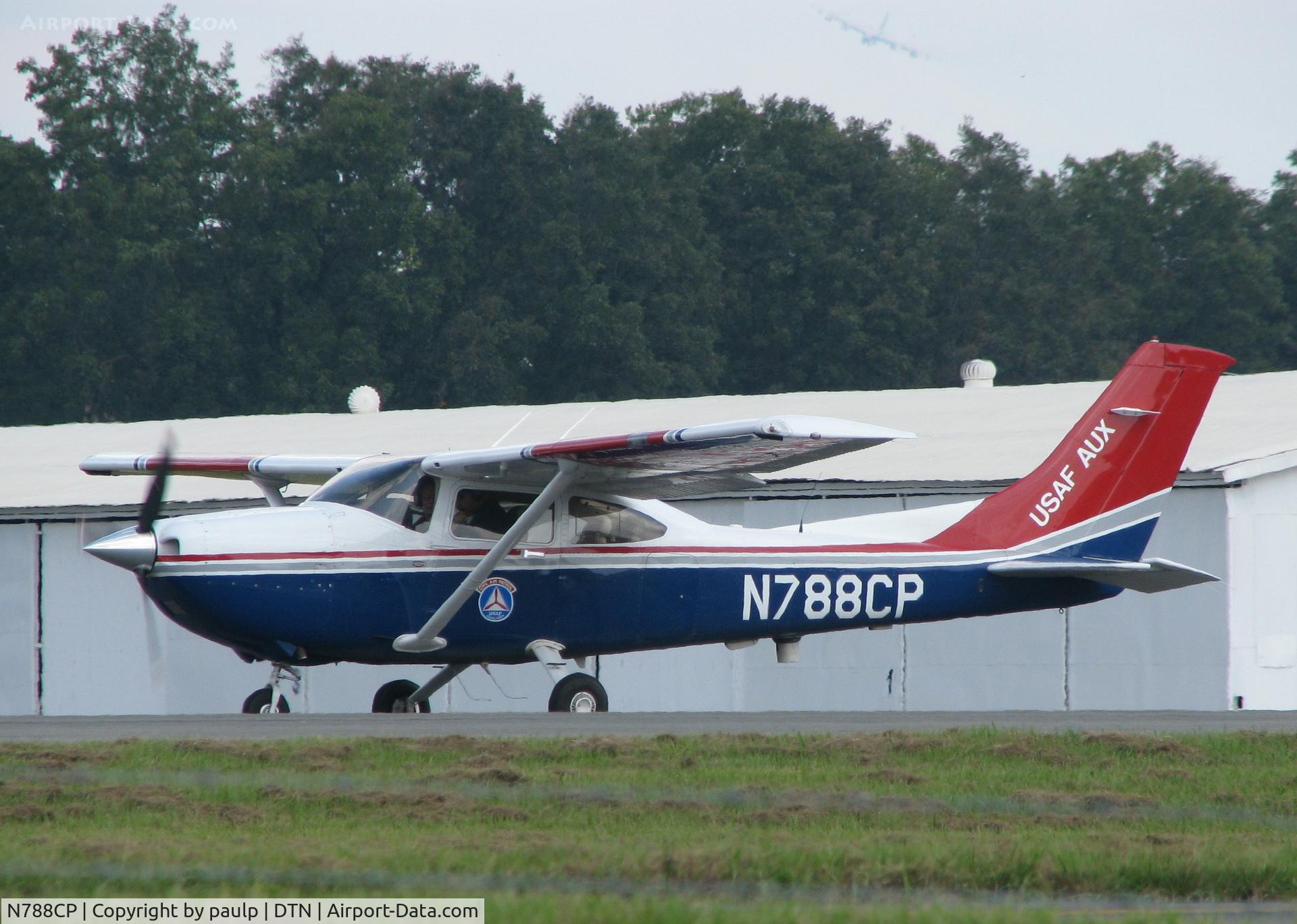 N788CP, 2006 Cessna 182T Skylane C/N 18281777, About to take off on runway 14 at the Downtown Shreveport airport.