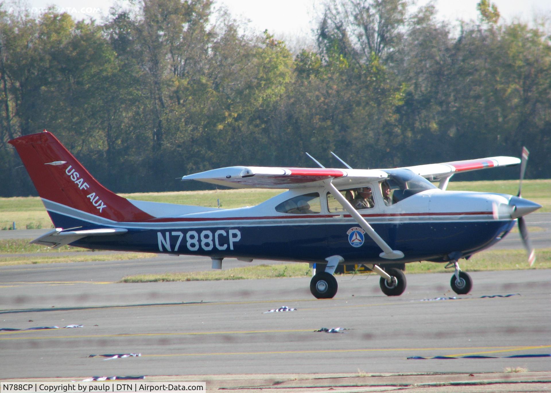N788CP, 2006 Cessna 182T Skylane C/N 18281777, Taxiing after landing at Downtown Shreveport.