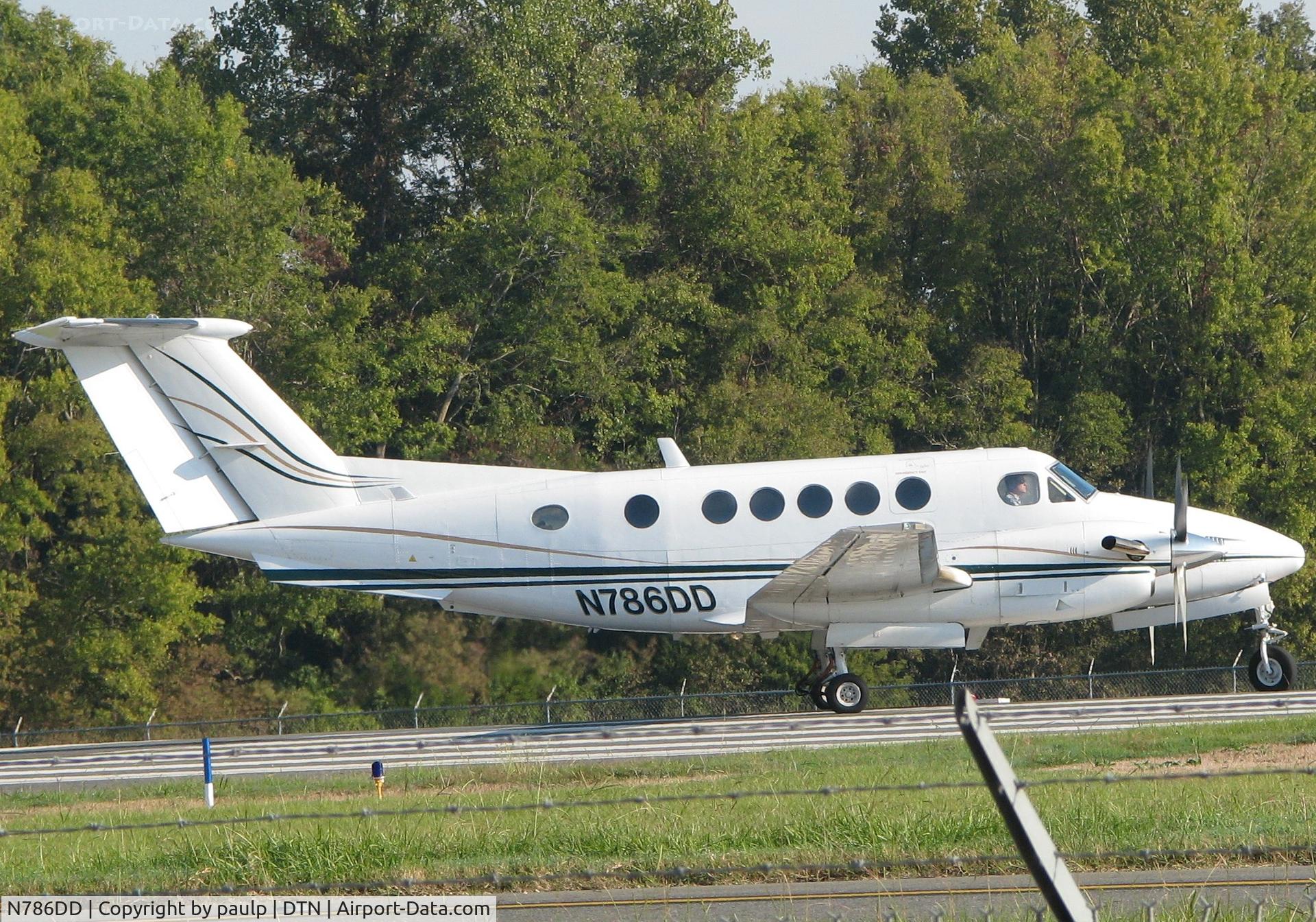 N786DD, 1984 Beech B200 King Air C/N BB-1171, Taking off from the Downtown Shreveport Airport.