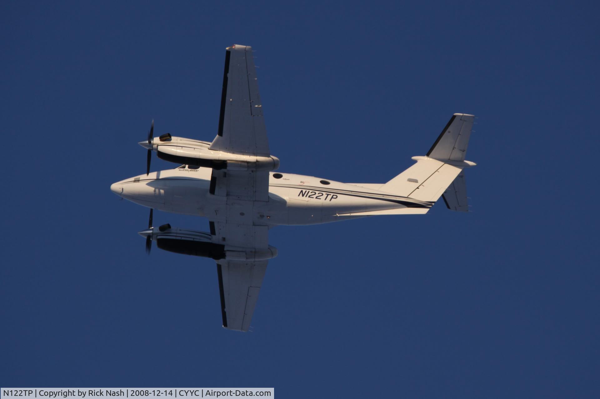 N122TP, 1988 Beech B200 King Air C/N BB-1293, Takeoff from Calgary Airport