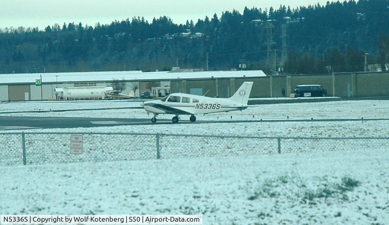 N5336S, Piper PA-28-161 Cherokee Warrior II C/N 2842133, taking off, even in snow and crosswinds