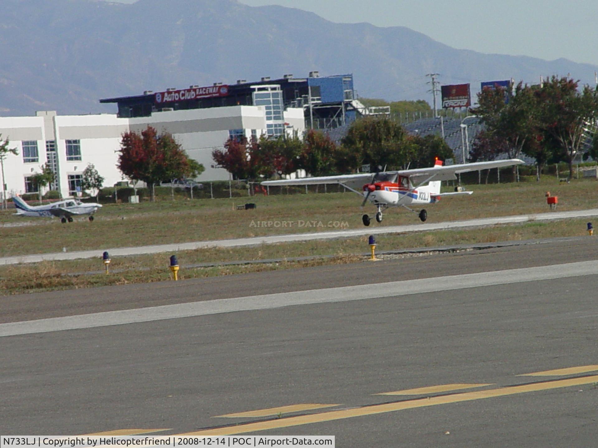 N733LJ, 1976 Cessna 172N C/N 17268372, Landing at Brackett